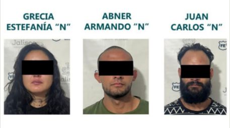 En dicha localidad de Zapopan, la víctima declaró que los dos hombres y la mujer lo amenazaron utilizando un arma de fuego y un cuchillo previo a golpearlo y robar su vehículo. ESPECIAL / Fiscalía de Jalisco
