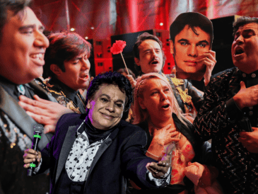 La serie documental "Juan Gabriel: Debo, puedo y quiero" sigue siendo un fenómeno regional que reúne a miles de mexicanos frente a la plataforma. AP / EL INFORMADOR / ARCHIVO