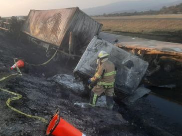 El incidente fue atendido por personal de Protección Civil Jalisco; se realizaron diversos cierres parciales en la autopista. ESPECIAL / Facebook Protección Civil Jalisco