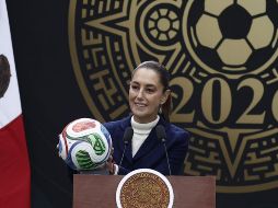 La Presidenta informó que aún se está definiendo cómo se tomará la decisión para elegir a la niña o joven que recibirá su boleto para la inauguración de la Copa Mundial 2026. SUN/ B. FREGOSO