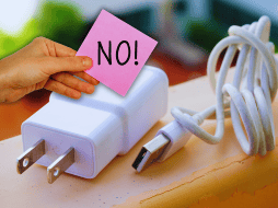 Doblar el cable del cargador de manera inapropiada puede generar varios daños. ESPECIAL / CANVA