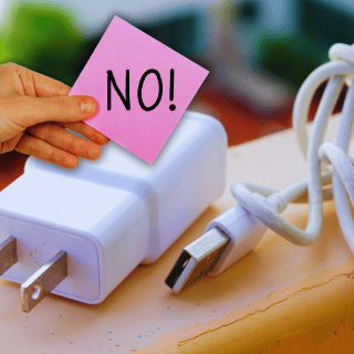 Esto sucede con tu cargador si doblas el cable