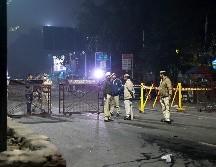 La explosión inicial se extendió a varios vehículos, según las imágenes difundidas por los medios de comunicación y en las redes sociales. EFE/R. GUPTA