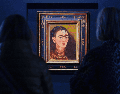 Los visitantes observan la pintura de Frida Kahlo titulada "Diego y yo" expuesta en la casa de subastas Sotheby