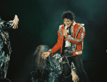 Michael Jackson usando la chamarra  “Thriller” que se enciende y pulsa durante una presentación en vivo en el 