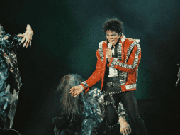 Michael Jackson usando la chamarra  “Thriller” que se enciende y pulsa durante una presentación en vivo en el 