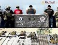 En la localidad de Buenavista, elementos federales detuvieron a cinco presuntos integrantes de un grupo criminal, entre ellos dos menores de edad, a quienes se les aseguraron cinco armas largas, 18 cargadores, mil 250 cartuchos y equipo táctico. ESPECIAL