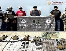 En la localidad de Buenavista, elementos federales detuvieron a cinco presuntos integrantes de un grupo criminal, entre ellos dos menores de edad, a quienes se les aseguraron cinco armas largas, 18 cargadores, mil 250 cartuchos y equipo táctico. ESPECIAL