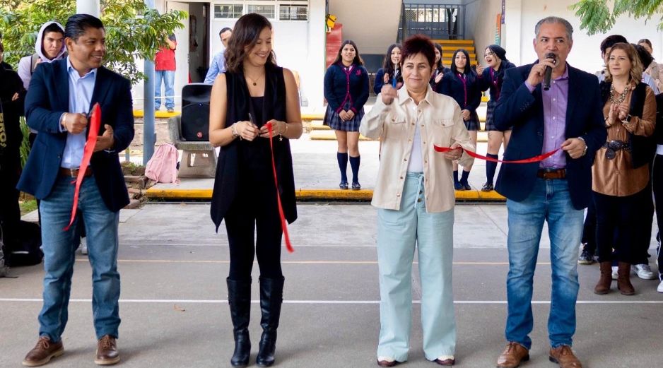 Corte el listón en el evento de inauguración del curso “Uso del Internet”. CORTESÍA