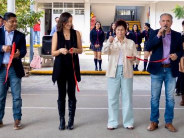 Corte el listón en el evento de inauguración del curso “Uso del Internet”. CORTESÍA