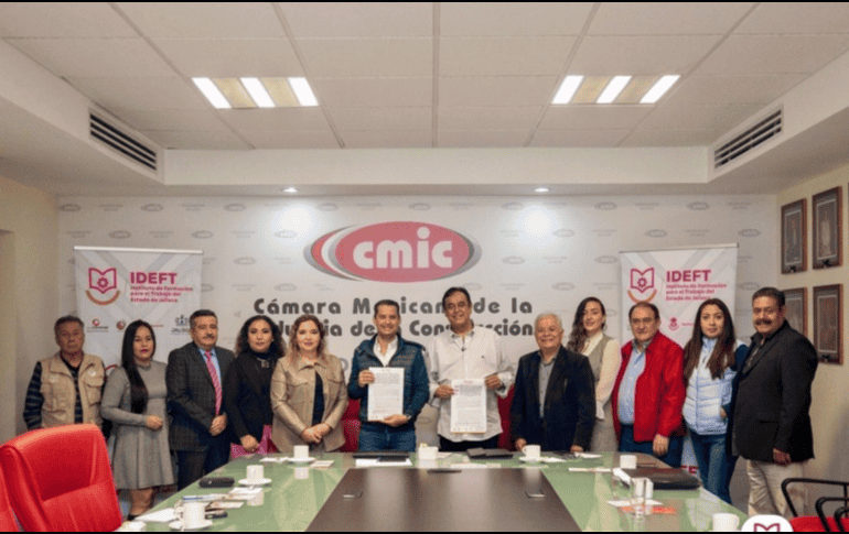 Durante la firma, el presidente de la CMIC Jalisco, Juan Manuel Chávez Ochoa, destacó la importancia de la capacitación en su gestión. IDEFT