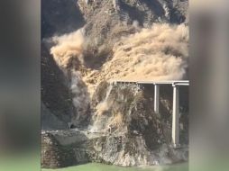 El puente Hongqi, una estructura de 758 metros de largo inaugurada hace apenas medio año, colapsó parcialmente este martes en la provincia de Sichuan, China. ESPECIAL