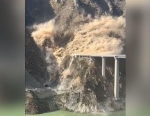 El puente Hongqi, una estructura de 758 metros de largo inaugurada hace apenas medio año, colapsó parcialmente este martes en la provincia de Sichuan, China. ESPECIAL