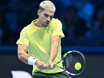 Alcaraz venció a Taylor Fritz y aseguró el primer lugar en el grupo Jimmy Connors. EFE/A. Di Marco