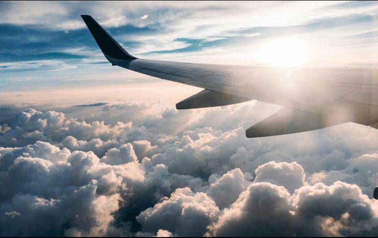 Es crucial leer la letra pequeña de cualquier oferta, ya que muchas tarifas económicas pueden no incluir cambios, cancelaciones o acumulación de puntos. Unsplash