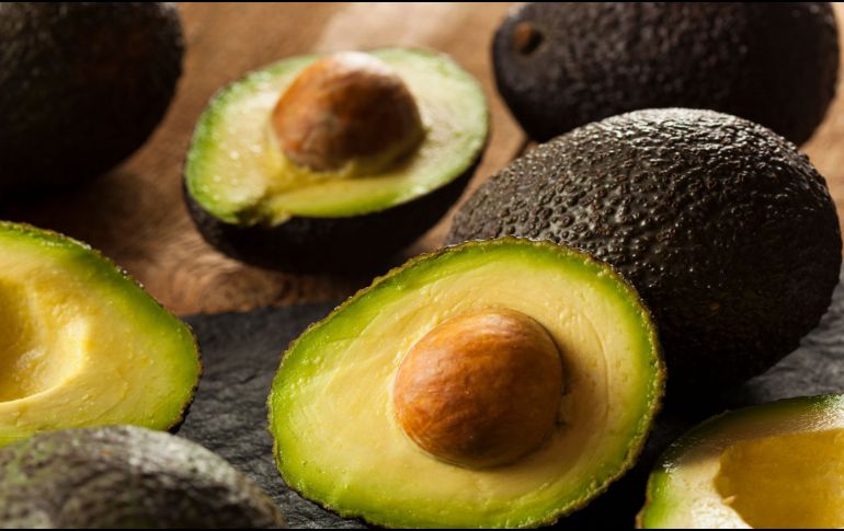 El aguacate puede mantenerse verde y fresco por hasta 24 horas fuera del refrigerador con estos trucos. CANVA