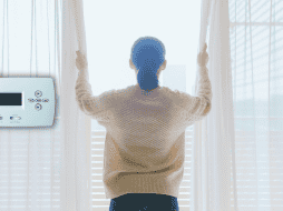 Durante el día es recomendable mantener abiertas las cortinas y persianas para permitir el paso del sol, una fuente de calor gratuita y efectiva. ESPECIAL / CANVA