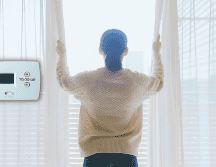 Durante el día es recomendable mantener abiertas las cortinas y persianas para permitir el paso del sol, una fuente de calor gratuita y efectiva. ESPECIAL / CANVA