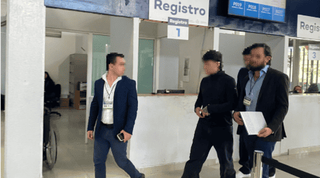 Al cantante se le investiga por presunta apología del delito después de cantar El Azul en el Palenque de las Fiestas de Octubre. ESPECIAL / Fiscalía de Jalisco