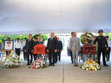 La explanada de la Academia de la Secretaría de Seguridad de Jalisco recibía a oficiales, comisarios, funcionarios públicos y compañeros, en espera de dar el último adiós a las dos mujeres ultimadas en el cumplimiento de su deber. EL INFORMADOR/ J. Acosta