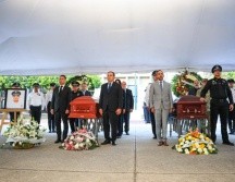 La explanada de la Academia de la Secretaría de Seguridad de Jalisco recibía a oficiales, comisarios, funcionarios públicos y compañeros, en espera de dar el último adiós a las dos mujeres ultimadas en el cumplimiento de su deber. EL INFORMADOR/ J. Acosta