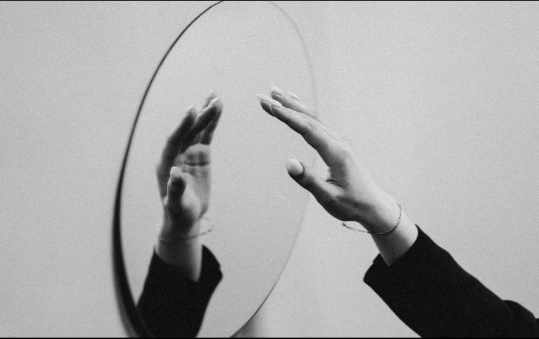 Si el espejo tiene salpicaduras de pasta dental o maquillaje, retíralas antes con un poco de vinagre y una esponja suave. Unsplash