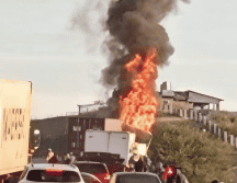 Personal de Protección Civil y Bomberos de Ciudad Guzmán se trasladaron hasta el lugar del percance y ya trabajan en el control del incendio. X / @PCJalisco