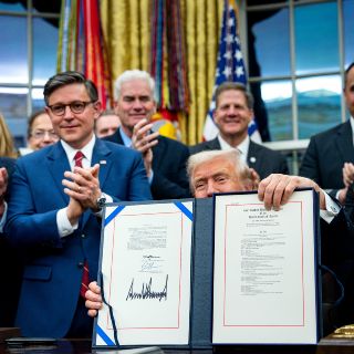 ¿Qué medidas contempla la ley firmada por Trump que puso fin al cierre de Gobierno de EU?