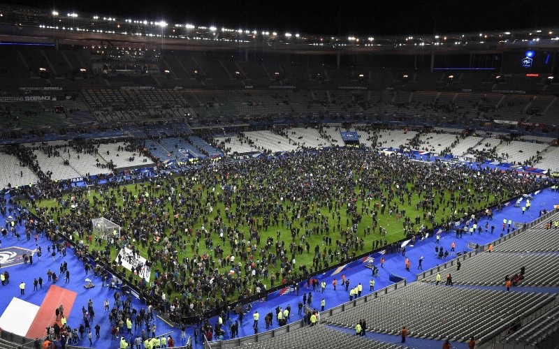 Espectadores se reúnen en el campo del Stade de France en el partido entre Francia y Alemania, después de explosiones en las inmediaciones del estadio, el 13 de noviembre de 2015. AFP / ARCHIVO
