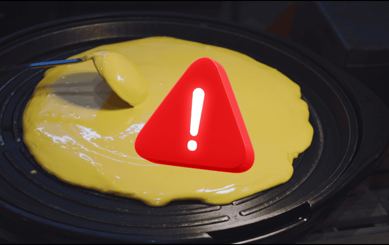 Utilizar ollas o sartenes con teflón cuando la superficie está rayada, desgastada o burbujeada puede liberar pequeñas partículas de este polímero mezclándose con la comida. ESPECIAL / CANVA