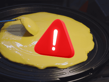 Utilizar ollas o sartenes con teflón cuando la superficie está rayada, desgastada o burbujeada puede liberar pequeñas partículas de este polímero mezclándose con la comida. ESPECIAL / CANVA