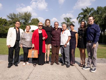 Eugenio Barreto, Cristina Barreto, Carmen Michel, Lina Farkas, Alberto Barreto Jr., Alberto Barreto, Karen Barreto, Leticia Barreto y Jorge Barreto. GENTE BIEN JALISCO / Fiesta sorpresa para Alberto Barreto