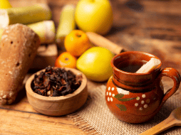 Se aconseja moderar la cantidad de piloncillo en la preparación o, para personas con condiciones como la diabetes, considerar el uso de sustitutos de azúcar o aprovechar únicamente la dulzura natural de las frutas.  CANVA