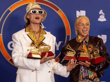 Ca7riel y Paco Amoroso posan en la sala de prensa con los premios a la Mejor Canción Pop por "El día del amigo" durante los Latin Grammy. EFE / A. Arorizo