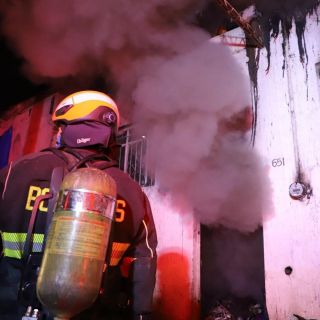 Incendio arrasa vivienda en Lomas del Paraíso