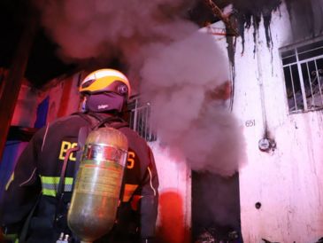 Los oficiales atendieron inmediatamente el incendio en la propiedad principal, el cual se propagó con rapidez. ESPECIAL / PC Y BOMBEROS GUADALAJARA