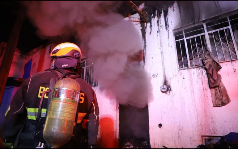 Los oficiales atendieron inmediatamente el incendio en la propiedad principal, el cual se propagó con rapidez. ESPECIAL / PC Y BOMBEROS GUADALAJARA