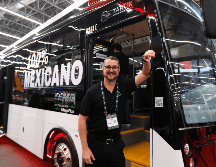 El director general de Megaflux, Roberto Gottfried, posa junto a un autobús electrico durante la Expo Transporte ANPACT 2025, en Guadalajara. EFE/F. Guasco