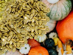 Las pepitas de calabaza ofrecen una combinación entre proteínas, grasas insaturadas, vitaminas y minerales. ESPECIAL / CANVA