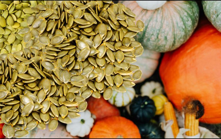 Las pepitas de calabaza ofrecen una combinación entre proteínas, grasas insaturadas, vitaminas y minerales. ESPECIAL / CANVA
