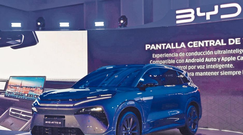 El diseño del BYD Atto 8 destaca por su estética moderna: faros LED de mirada rasgada, líneas aerodinámicas y un perfil robusto. ESPECIAL