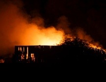 El fuego ha alcanzado hasta 20 metros de altura; se prevé que las labores de combate continúen por uno o dos días. EFE / Nehuen Rovediello