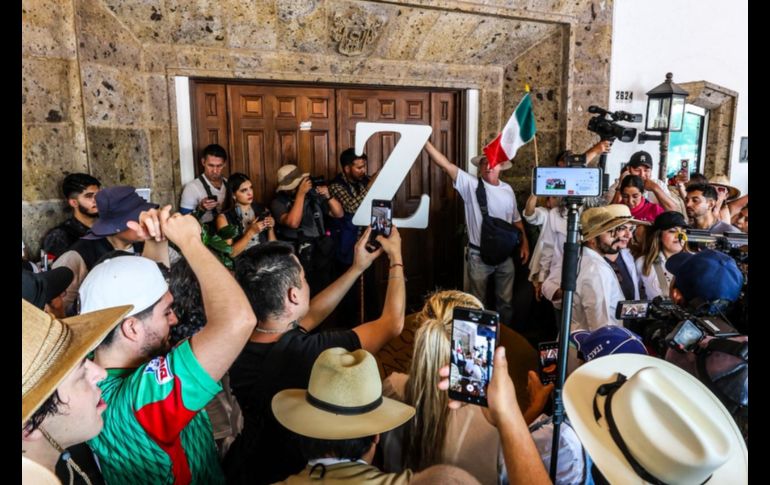 Los organizadores señalaron que más de 30 asociaciones civiles se sumaron a la manifestación, así como familiares y colectivos de búsqueda de personas desaparecidas, quienes llevaban y repartían carteles y fotografías de sus seres queridos. EL INFORMADOR/ A. Navarro