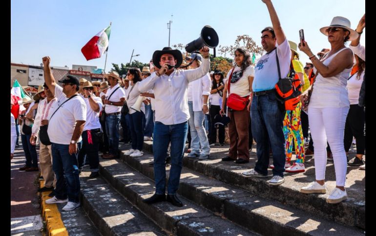 Los organizadores señalaron que más de 30 asociaciones civiles se sumaron a la manifestación, así como familiares y colectivos de búsqueda de personas desaparecidas, quienes llevaban y repartían carteles y fotografías de sus seres queridos. EL INFORMADOR/ A. Navarro