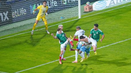 El partido,tosco y lleno de roces, evidenció el nivel de exigencia que México enfrentará en el Mundial. IMAGO 7