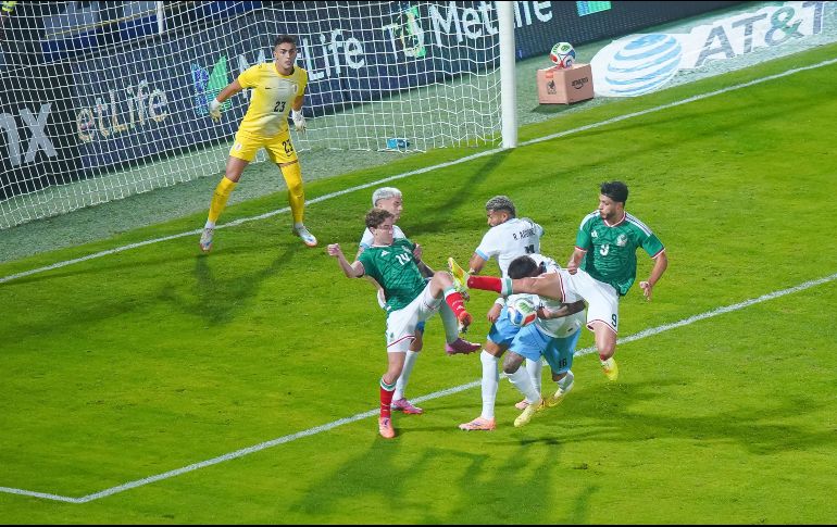 El partido,tosco y lleno de roces, evidenció el nivel de exigencia que México enfrentará en el Mundial. IMAGO 7
