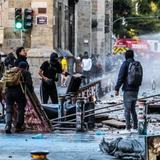 Marcha de la Generación Z escala a violencia en Palacio de Gobierno de Jalisco