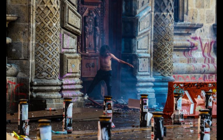 Los manifestantes comenzaron a hacer pintas en Palacio de Gobierno, pero también a lanzar piedras contra las puertas de Palacio de Gobierno y las ventanas del edifico gubernamental. EL INFORMADOR/ A. Navarro