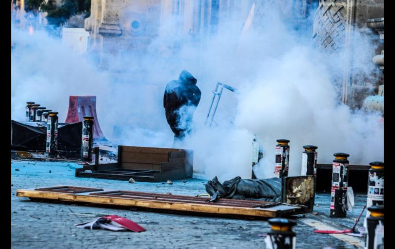 Los manifestantes comenzaron a hacer pintas en Palacio de Gobierno, pero también a lanzar piedras contra las puertas de Palacio de Gobierno y las ventanas del edifico gubernamental. EL INFORMADOR/ A. Navarro