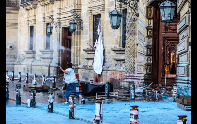Los manifestantes comenzaron a hacer pintas en Palacio de Gobierno, pero también a lanzar piedras contra las puertas de Palacio de Gobierno y las ventanas del edifico gubernamental. EL INFORMADOR/ A. Navarro